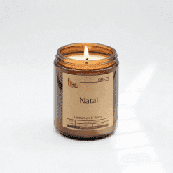 Candle with cinnamon and spice scent